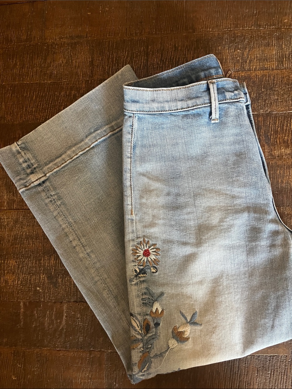 DRIFTWOOD Charlee cropped with Floral Embroidery - Picture 2 of 8